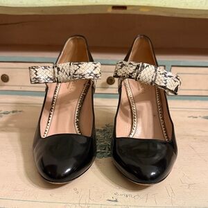 Gucci Black Patent Leather Pumps with Snake-Print Bow Strap